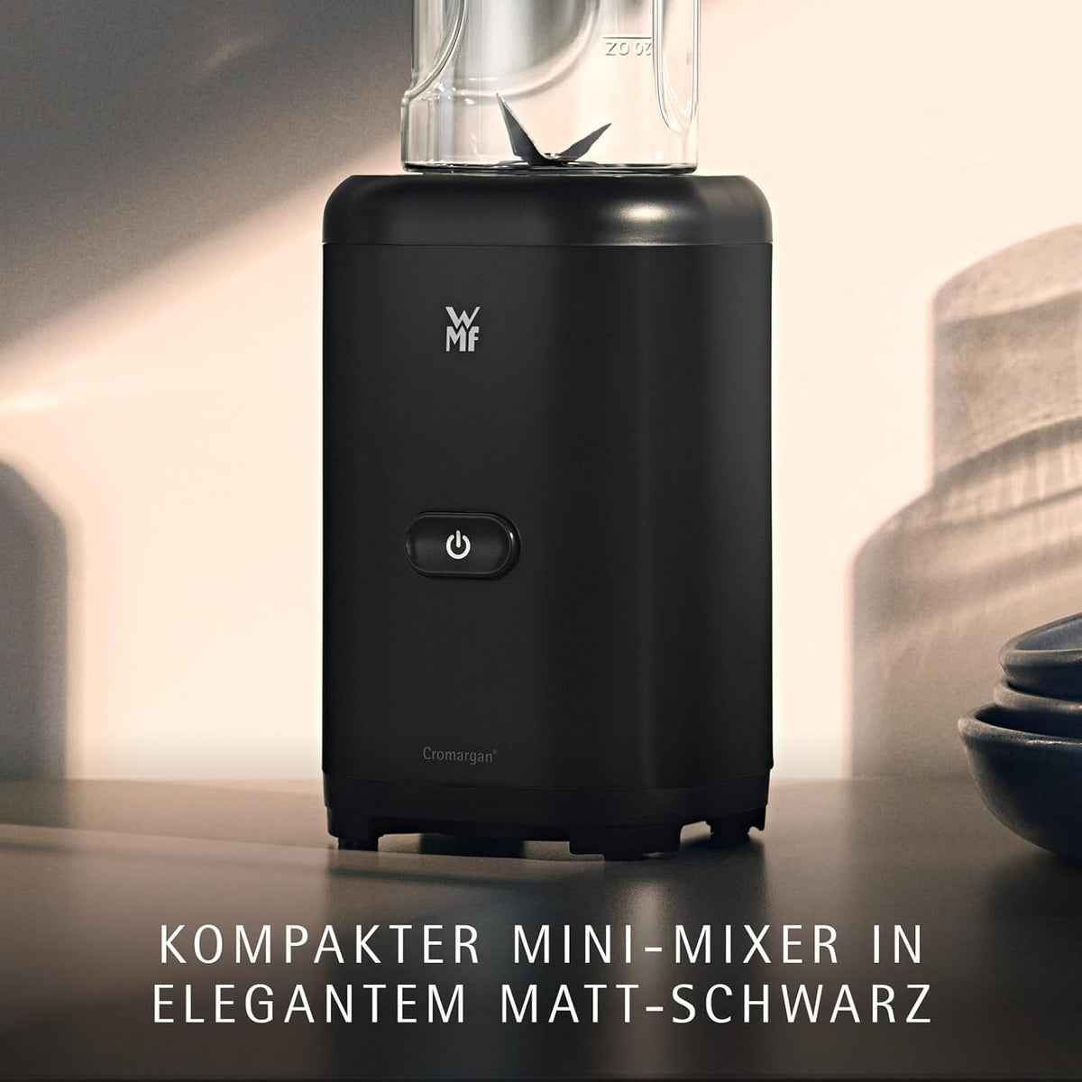 WMF Kult X Mix & Go – Smoothie Maker & Mixer, kompakter Standmixer 300 W mit 0,6 L Tritan-Flasche, 4 Edelstahlklingen, Sicherheitsabschaltung, Shake Mixer aus Cromargan Edelstahl, Deep Black