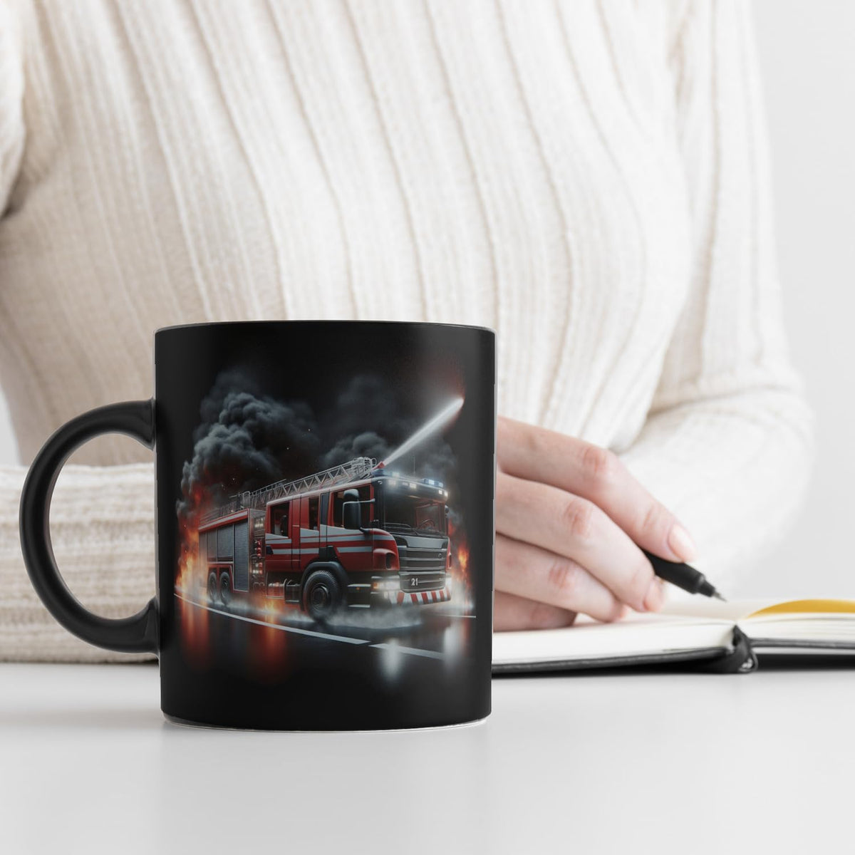 Feuerwehrfahrzeug im Einsatz Tasse in Schwarz Feuerwehr Tasse Einsatzfahrzeug Feuer Rettung Notfall Hilfe Löschfahrzeug Geschenk
