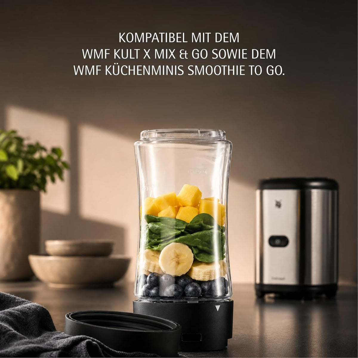 WMF Kult X Mix & Go – Smoothie Maker & Mixer, kompakter Standmixer 300 W mit 0,6 L Tritan-Flasche, 4 Edelstahlklingen, Sicherheitsabschaltung, Shake Mixer aus Cromargan Edelstahl, Deep Black