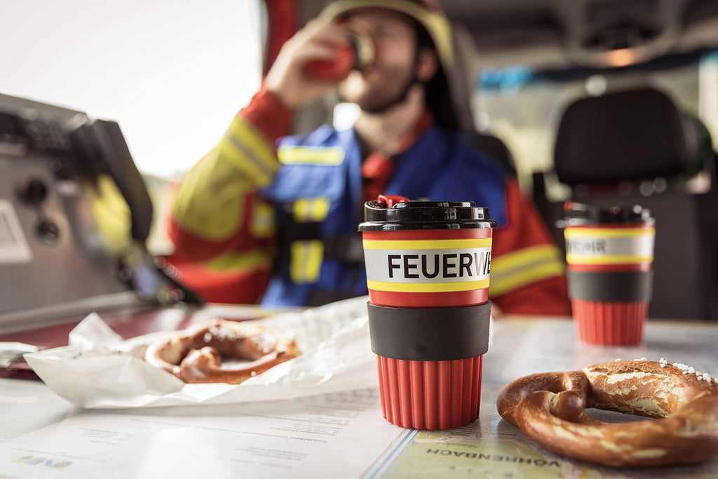 PACOTEX FEUERWEHR To-Go Coffee Becher rot mit gelb-silber-gelb Streifen in Feuerwehroptik, 350ml, mit griffiger Softmanchette
