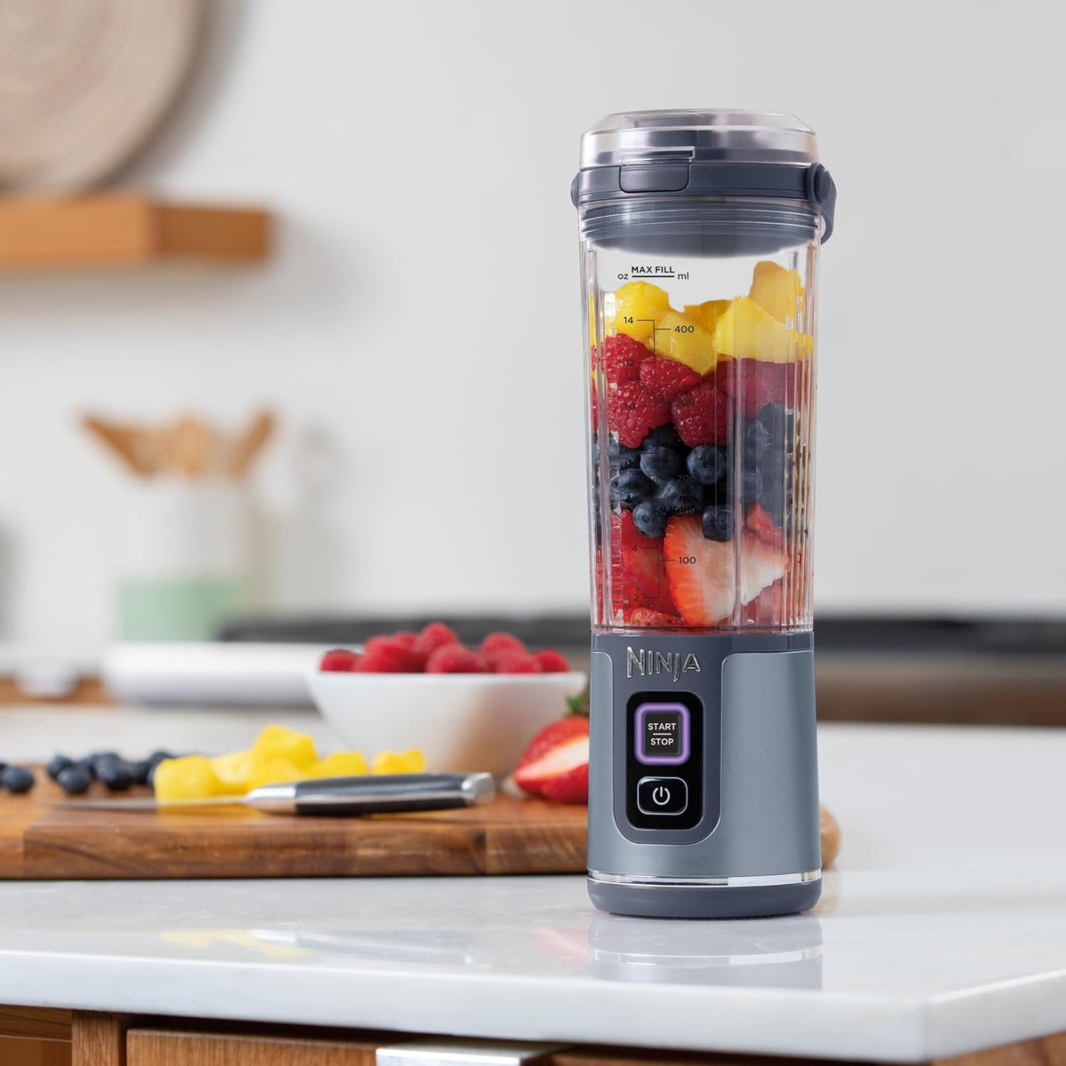 Ninja Blast Tragbarer Mixer / Blender / Smoothie Maker, 530ml Becher, Auslaufsicherer Deckel, Leistungsstarker Mini Standmixer, Kabellos & Wiederaufladbar, Zerkleinert Eis & Obst, Blau, BC151EUNV