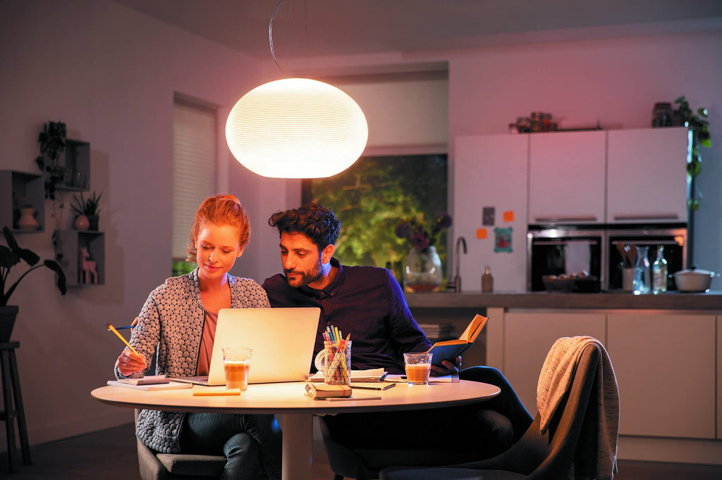Philips Hue Flourish Tischleuchte, dimmbare LED Leuchte, weißes und farbiges Licht, 16 Millionen Farben, indirekte Beleuchtung über App steuerbar, kompatibel mit Alexa, Neue Generation