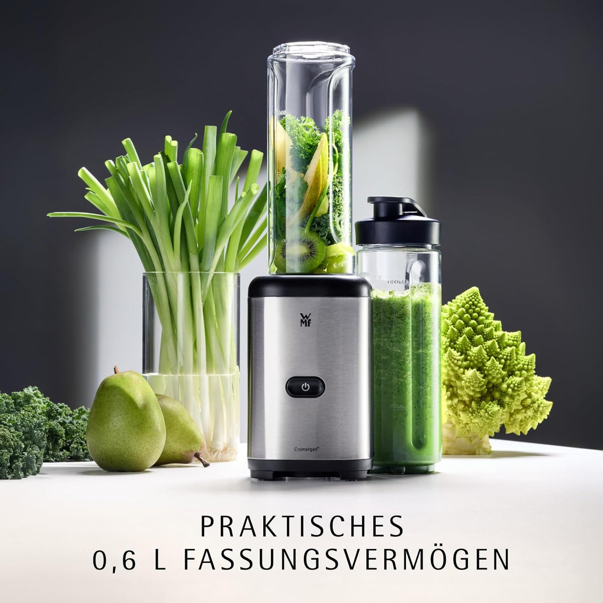 WMF Kult X Mix & Go – Smoothie Maker & Mixer, kompakter Standmixer 300 W mit 0,6 L Tritan-Flasche, 4 Edelstahlklingen, Sicherheitsabschaltung, Shake Mixer aus Cromargan Edelstahl, Deep Black