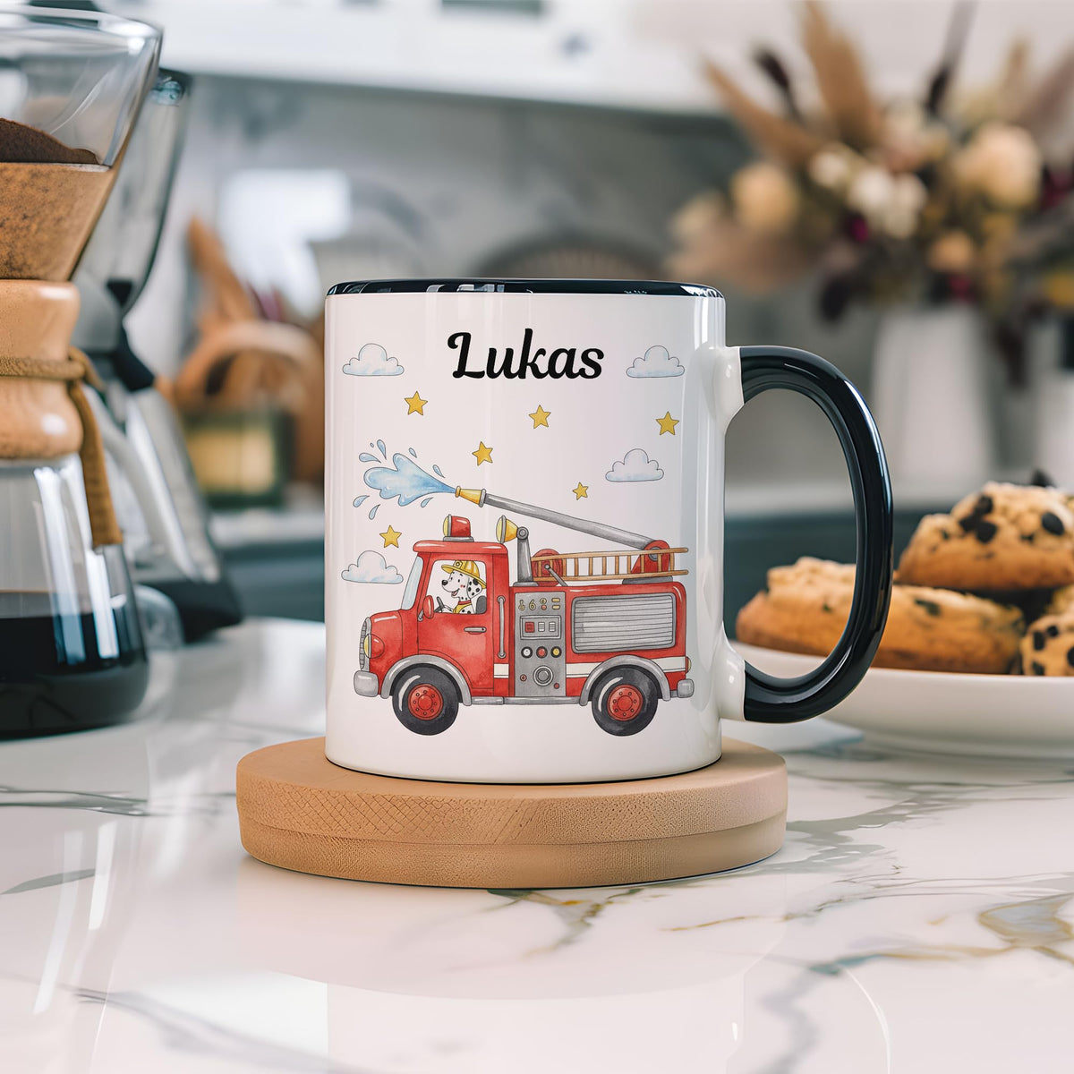 Kiddle-Design Feuerwehr Tasse Kinder Personalisiert mit Name - Kinderbecher für Kindergarten, Kita - Kindertasse mit Feuerwehrauto und Feuerwehrmann als Trinkbecher, Zahnputzbecher - Tasse Schwarz