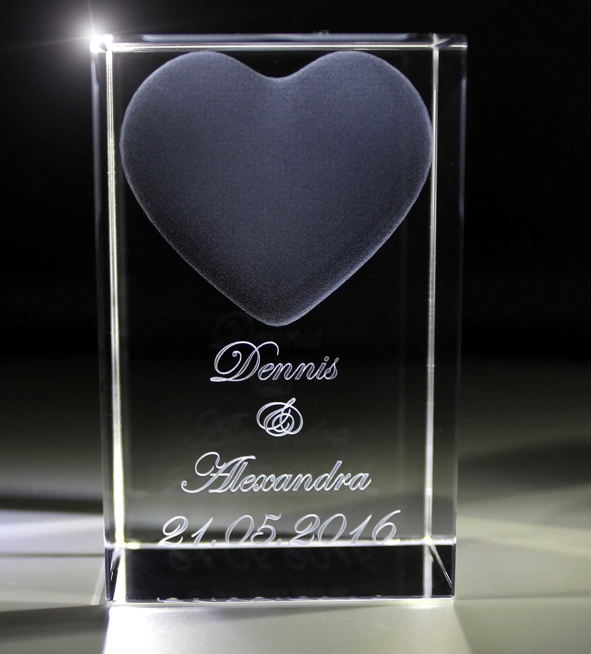 VIP-LASER 3D Herz mit Wunschtext inkl. LED Leuchtsockel Schwarz & Gravur | Personalisiertes Geschenk graviert für Frauen und Männer | Geschenkidee zu Weihnachten Valentinstag Jahrestage