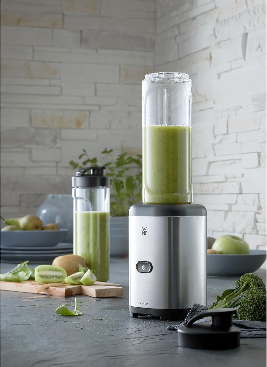 WMF Kult X Mix & Go – Smoothie Maker & Mixer, kompakter Standmixer 300 W mit 0,6 L Tritan-Flasche, 4 Edelstahlklingen, Sicherheitsabschaltung, Shake Mixer aus Cromargan Edelstahl, Deep Black
