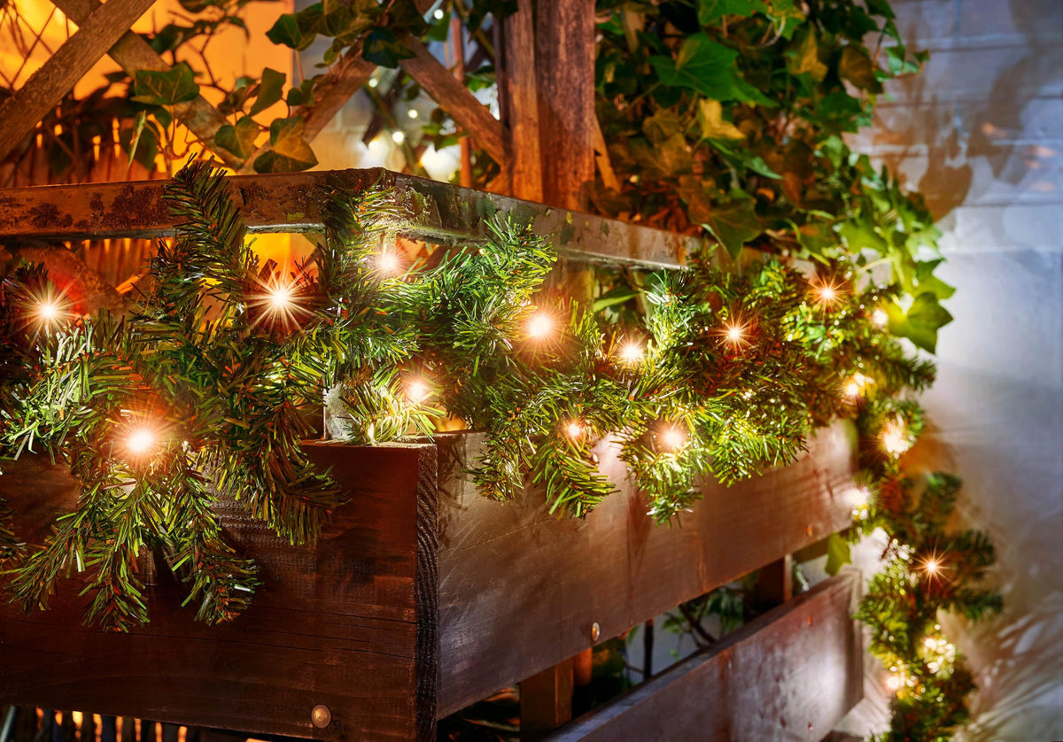 Tannengirlande 5 Meter mit 80 LED beleuchtet, erweiterbar, strombetrieben, optionaler Timer, inkl. 10 Meter Zuleitung, für Innen & Außen geeignet, künstliche Deko-Girlande mit Beleuchtung (warm-weiß)