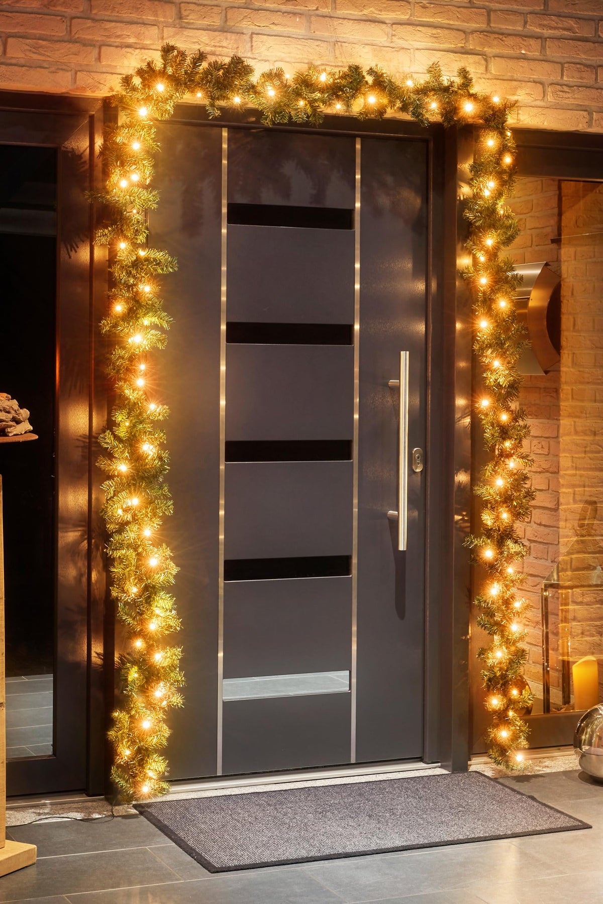 Tannengirlande 5 Meter mit 80 LED beleuchtet, erweiterbar, strombetrieben, optionaler Timer, inkl. 10 Meter Zuleitung, für Innen & Außen geeignet, künstliche Deko-Girlande mit Beleuchtung (warm-weiß)